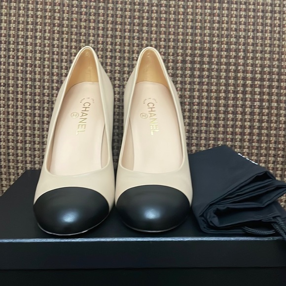 Chanel black and beige heels 👠 - Picture 2 of 7